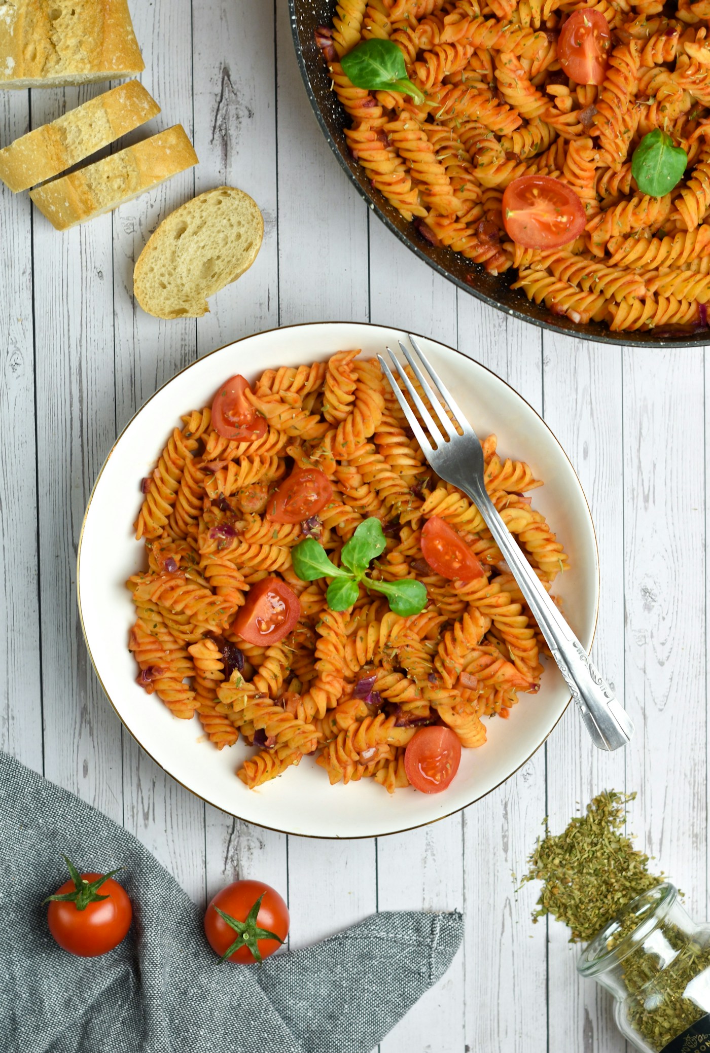 Pâtes torsadées tomates basilic vu de dessus