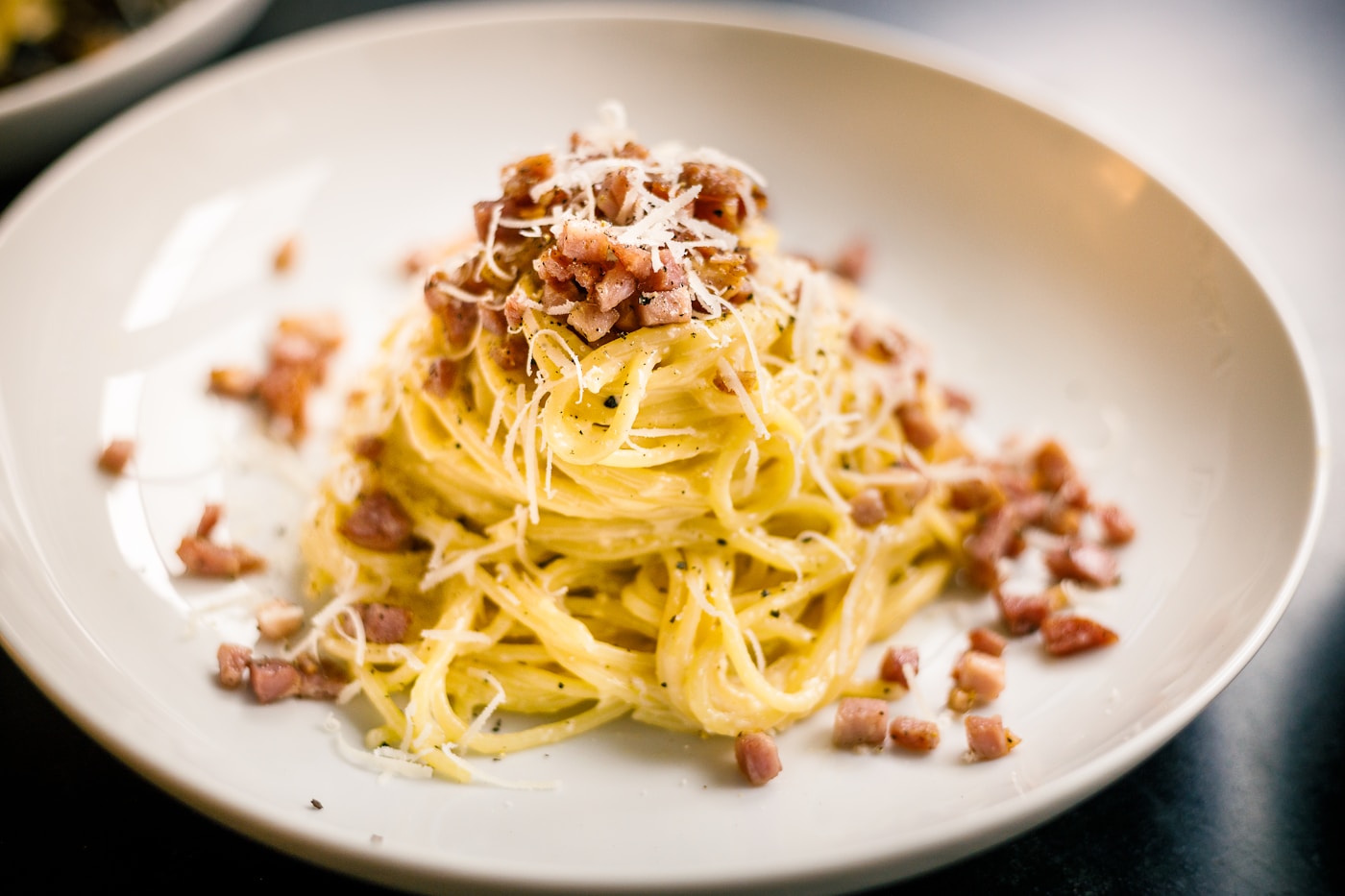 Spaghetti alla carbonara, parmesan râpé, pancetta croustillante